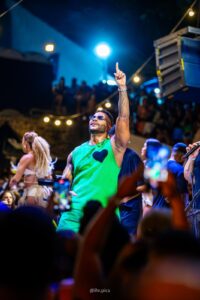 Tony Salles celebra primeiro carnaval em carreira solo com homenagem às suas raízes