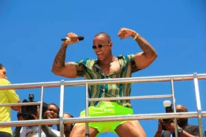 Léo Santana traz maratona de shows no Carnaval 2025 com o tema “THIS IS POP”